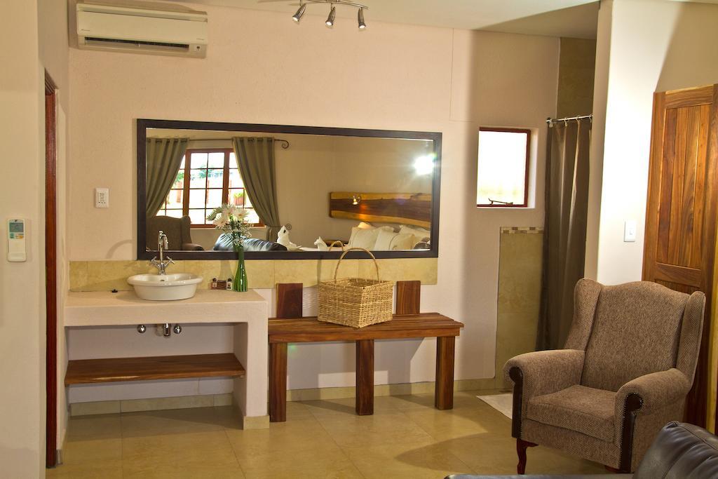 Cest Si Bon Hotel Otjiwarongo Buitenkant foto