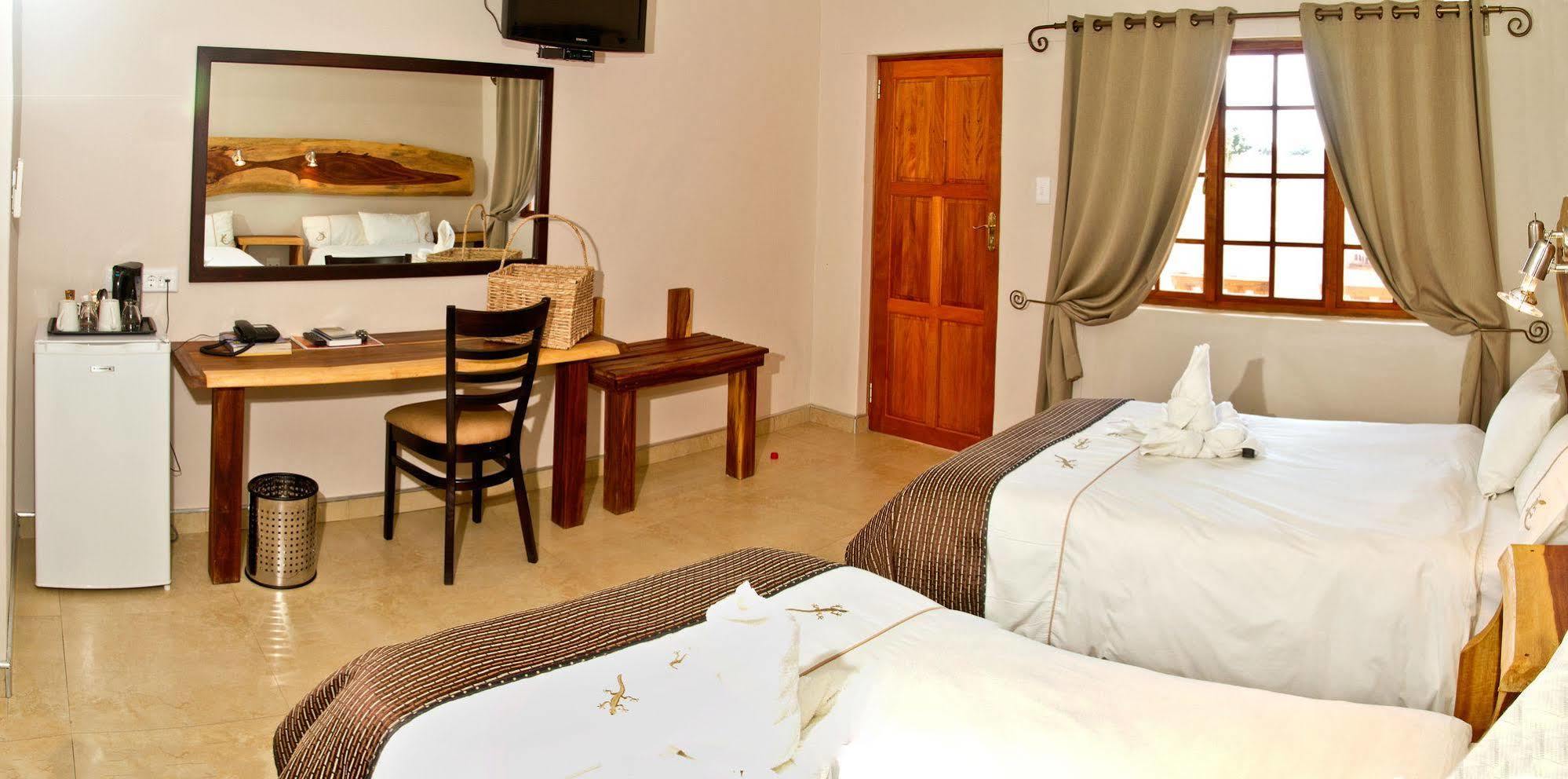 Cest Si Bon Hotel Otjiwarongo Buitenkant foto