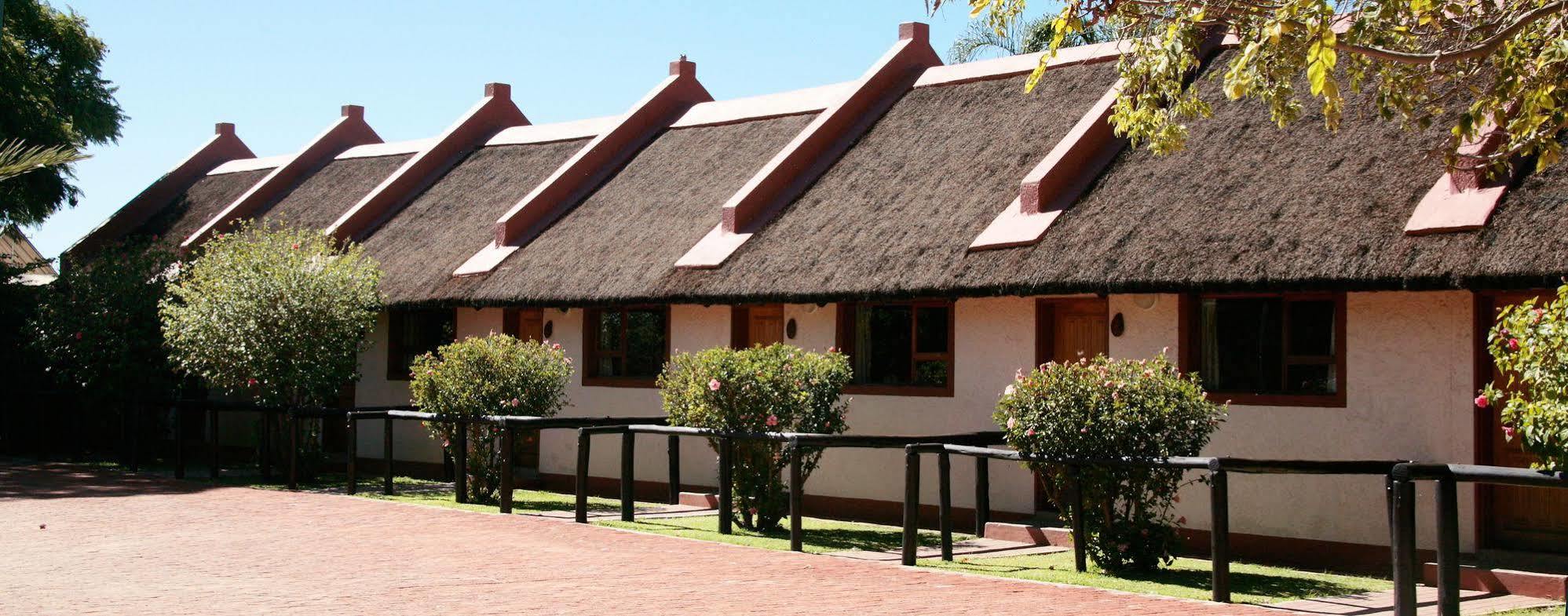 Cest Si Bon Hotel Otjiwarongo Buitenkant foto