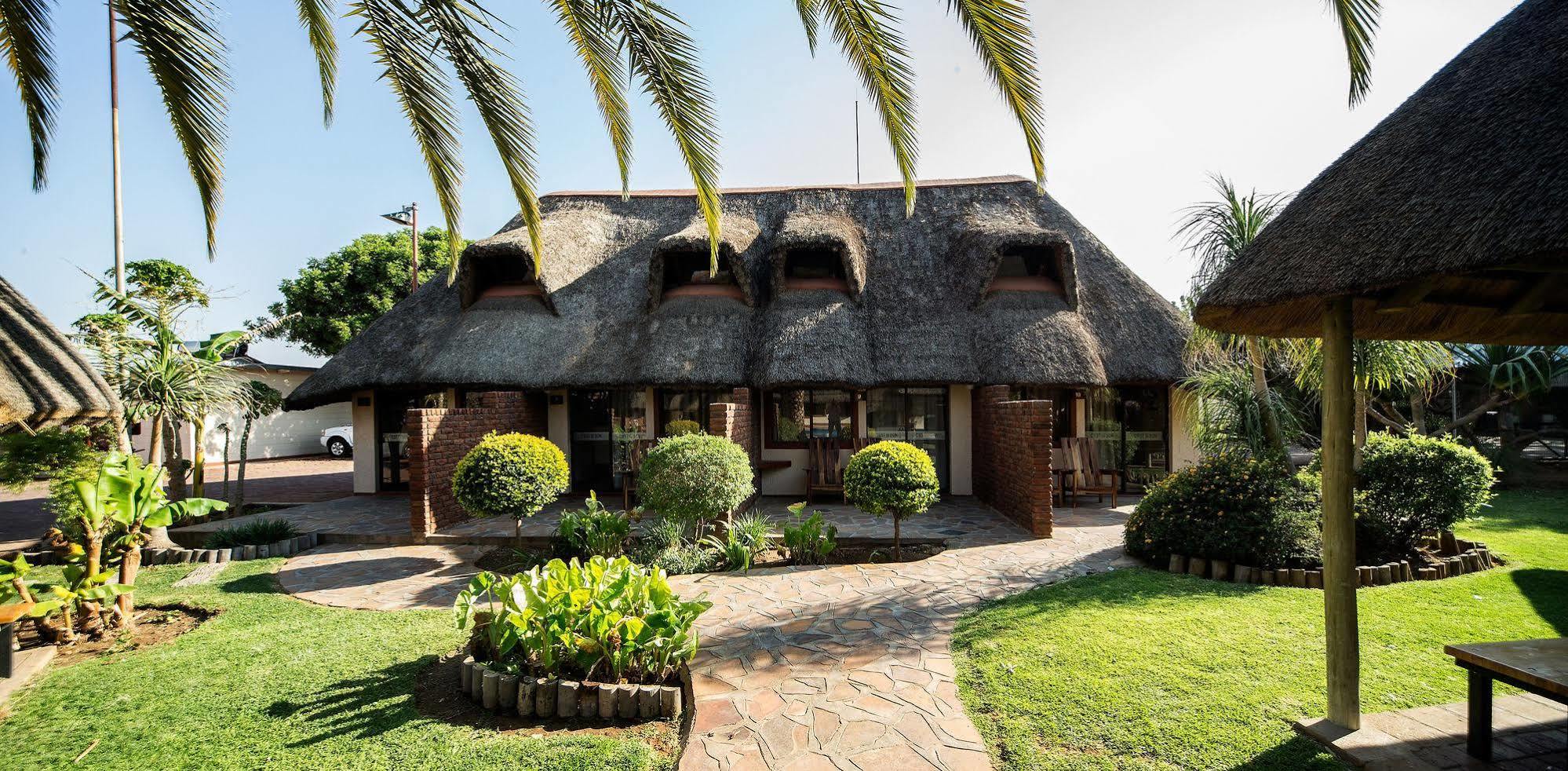 Cest Si Bon Hotel Otjiwarongo Buitenkant foto
