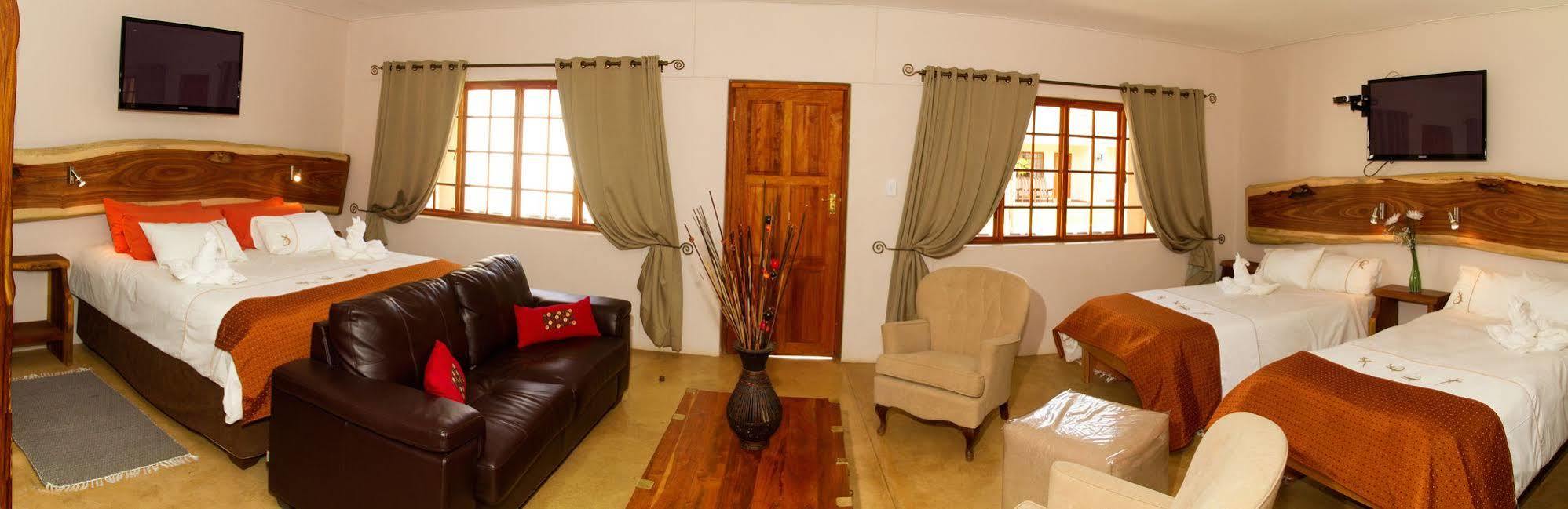 Cest Si Bon Hotel Otjiwarongo Buitenkant foto